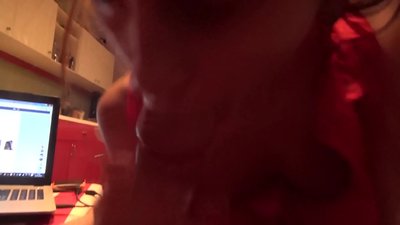 เด็กนักเรียนดูดกระเจี๊ยวของพี่ชายในขณะที่ไม่มีใครอยู่บ้าน